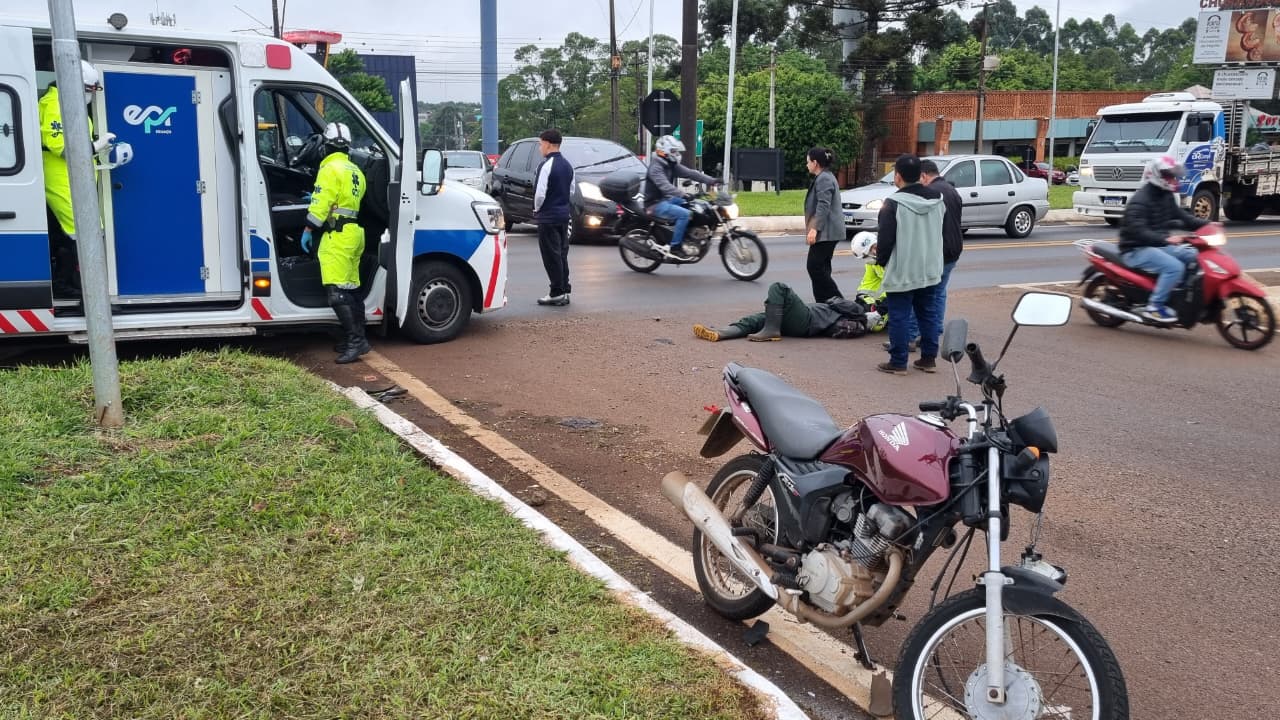 Motociclista fica ferido em colisão com Fluence no Trevo do Portal, em Cascavel