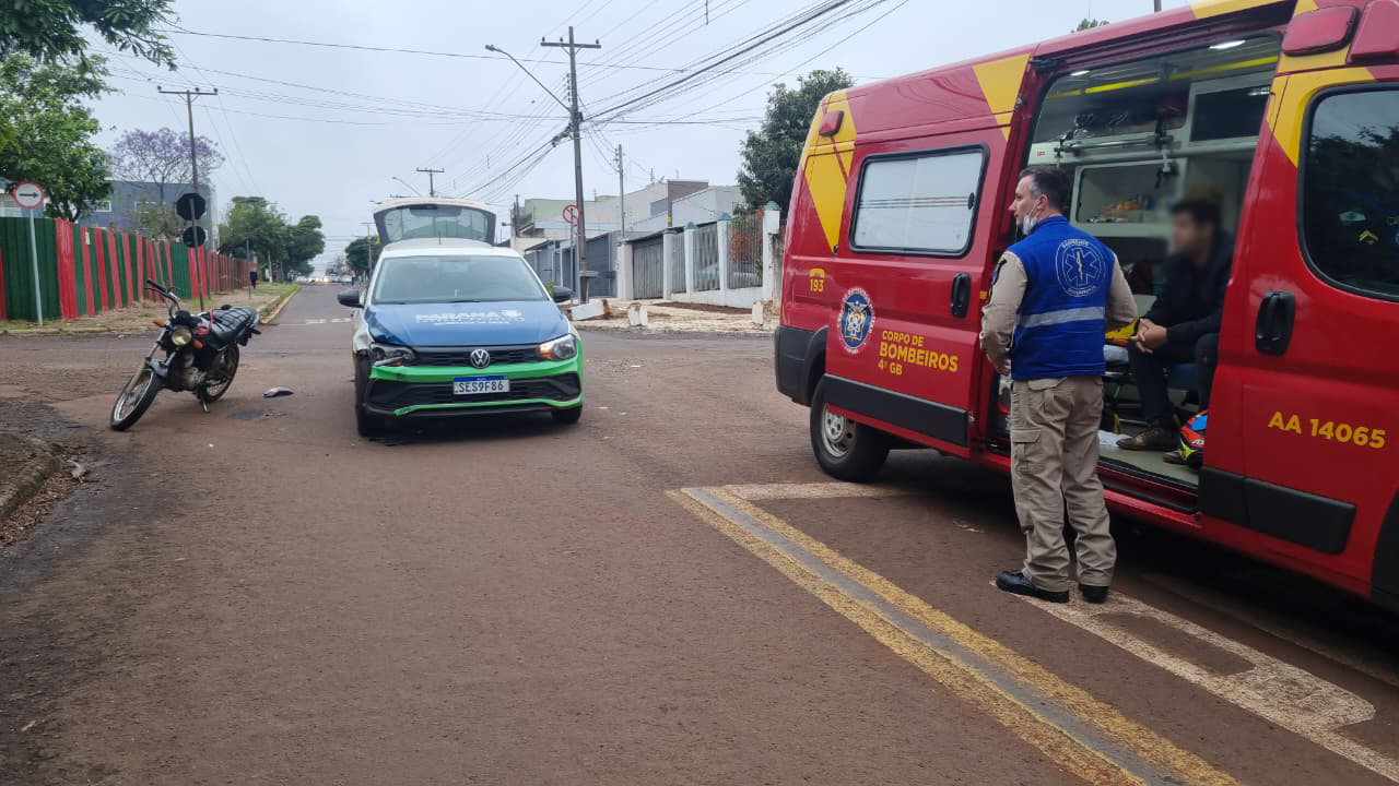 Motociclista fica ferido em colisão com carro da Secretaria de Saúde em Cascavel