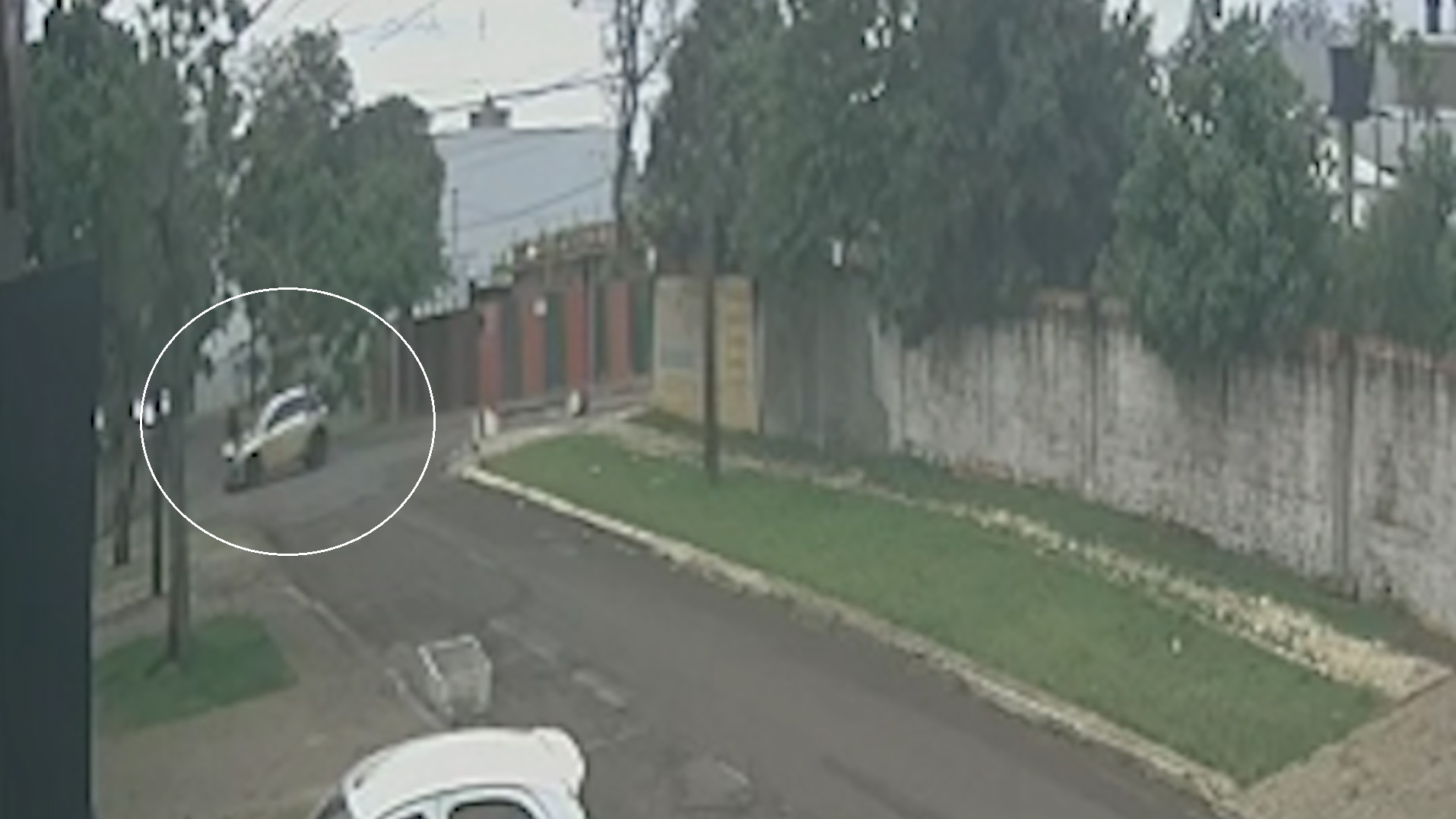 Câmera flagra motociclista 'voando' por cima de Polo da Secretaria de Saúde em Cascavel