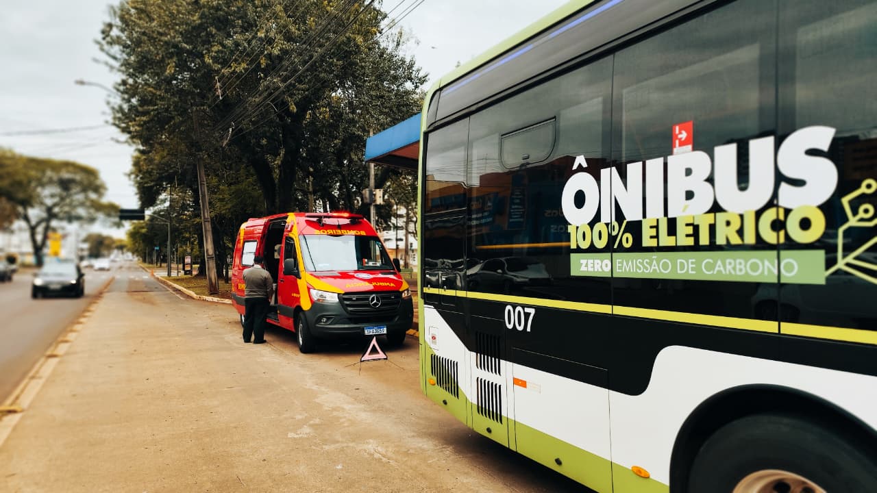 Idoso sofre queda ao tentar embarcar em ônibus na Avenida Brasil