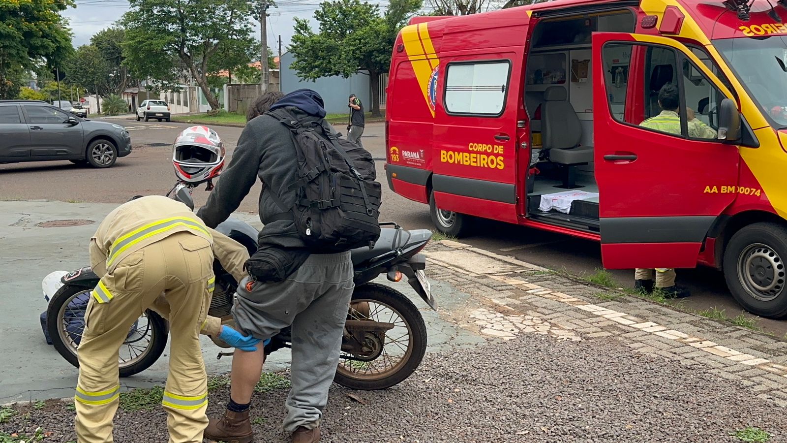 Faltou freio: Motociclista fica ferido após cair sozinho na Rua Olindo Periolo