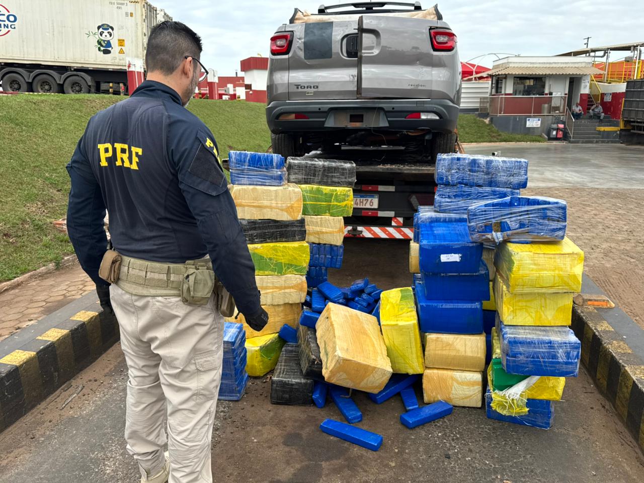 PRF apreende uma tonelada de maconha após perseguição em Tuneiras do Oeste