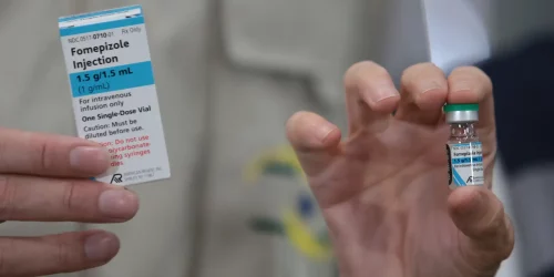 Brasil recebe 2,5 mil unidades de fomepizol, antídoto contra metanol Imagem referente a Brasil recebe 2,5 mil unidades de fomepizol, antídoto contra metanol