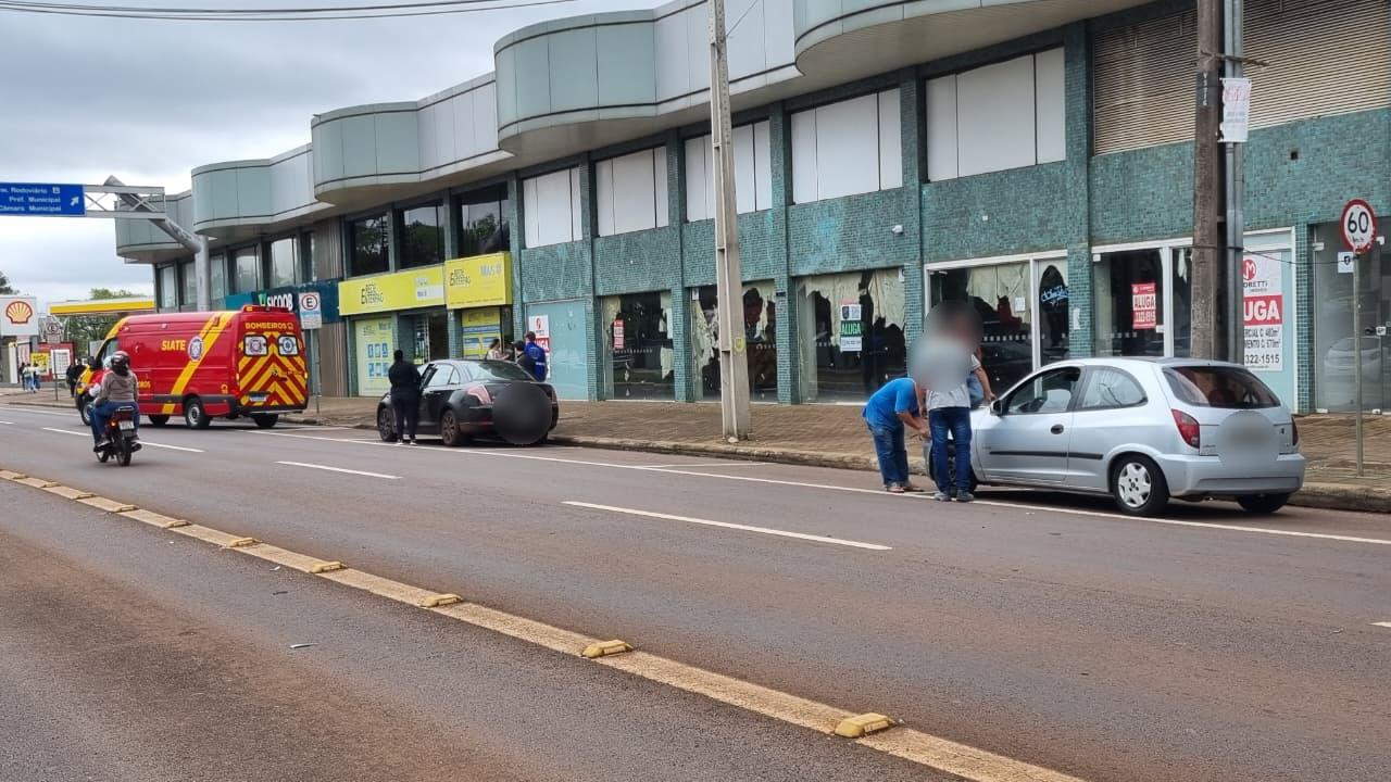 Motociclista fica ferida em acidente de trânsito na Avenida Brasil, em Cascavel