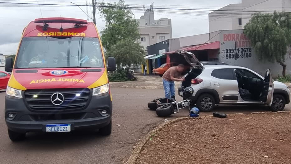 Jovem fica ferido após colisão entre scooter elétrica e Renault Kwid em Cascavel