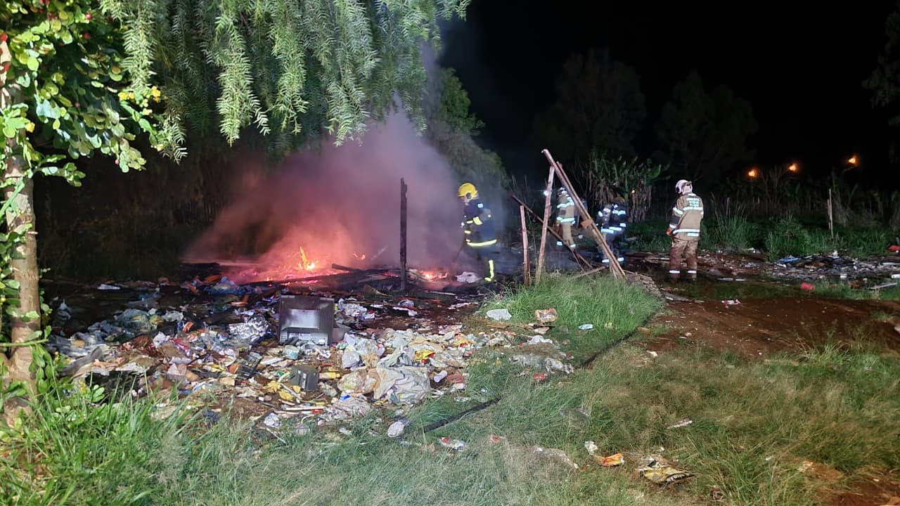 Barraco de madeira é consumido por incêndio Bairro Cascavel Velho Barraco de madeira é consumido por incêndio Bairro Cascavel Velho