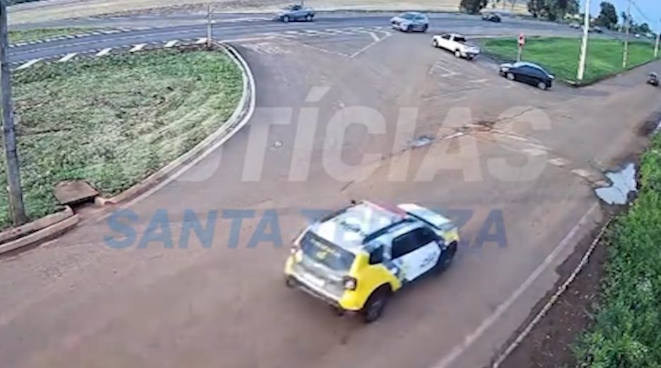 Câmera flagra Gol em alta velocidade durante fuga da PM em Santa Tereza do Oeste