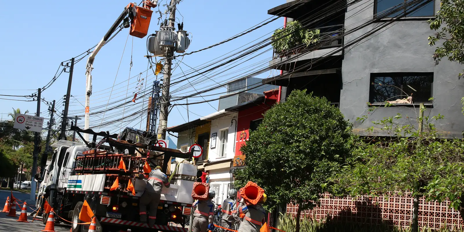 Justiça suspende prorrogação antecipada da concessão da Enel em SP Justiça suspende prorrogação antecipada da concessão da Enel em SP