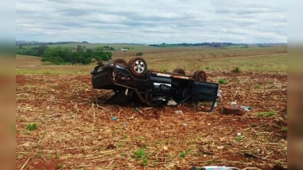 S-10 capota e casal em estado grave é socorrido de helicóptero na PR-317 em Goioerê S-10 capota e casal em estado grave é socorrido de helicóptero na PR-317 em Goioerê