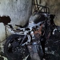 Mulher fica ferida e motocicleta e parte de residência são destruídas em incêndio criminoso no Claudete Imagem referente a Mulher fica ferida e motocicleta e parte de residência são destruídas em incêndio criminoso no Claudete