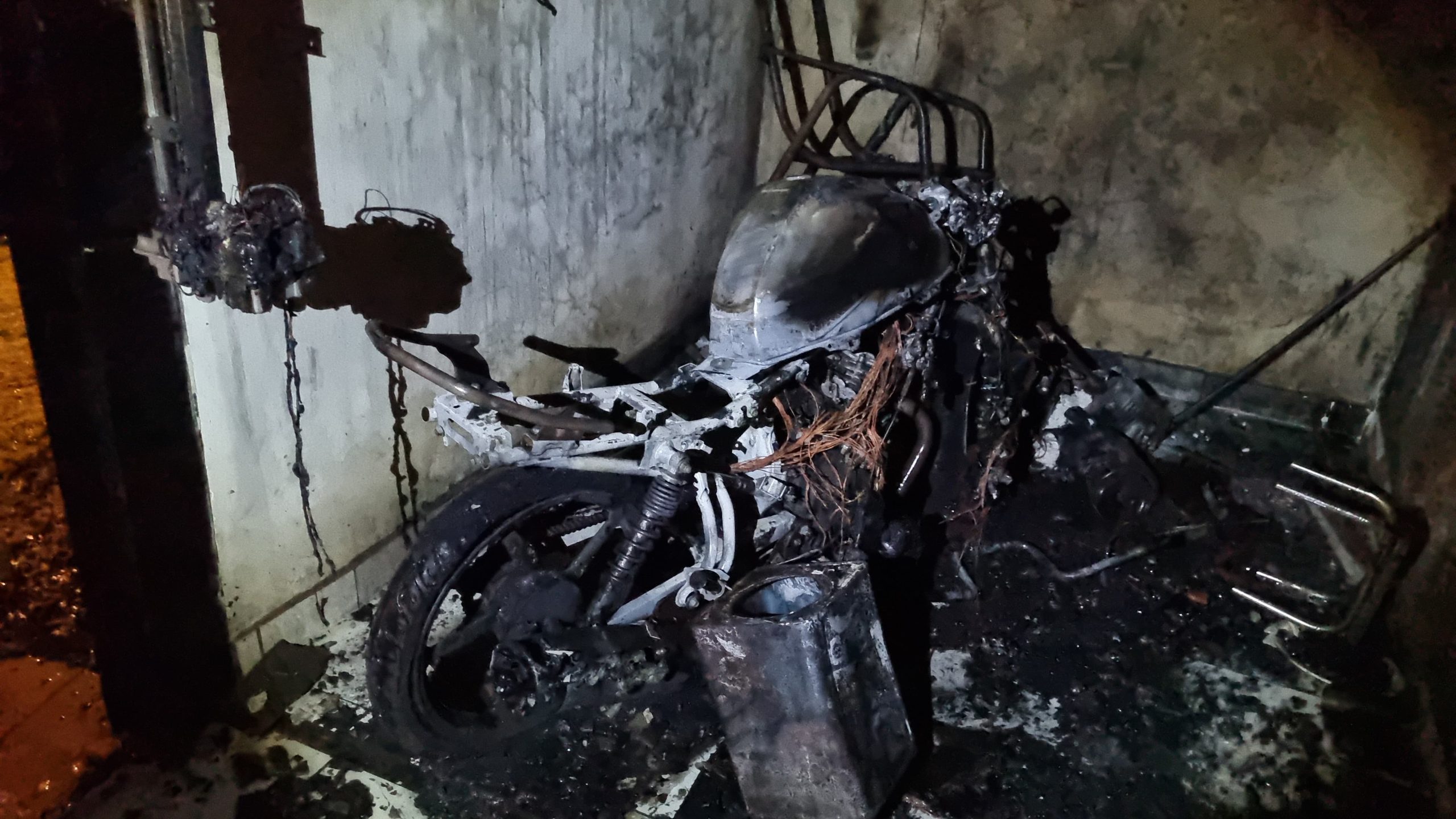 Mulher fica ferida e motocicleta e parte de residência são destruídas em incêndio criminoso no Claudete Mulher fica ferida e motocicleta e parte de residência são destruídas em incêndio criminoso no Claudete
