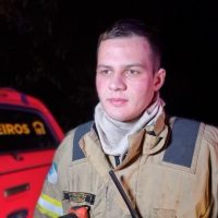Vítima feriu a mão ao quebrar a janela para escapar e ainda inalou fumaça; Oficial dos Bombeiros fala sobre incêndio no Claudete Imagem referente a Vítima feriu a mão ao quebrar a janela para escapar e ainda inalou fumaça; Oficial dos Bombeiros fala sobre incêndio no Claudete