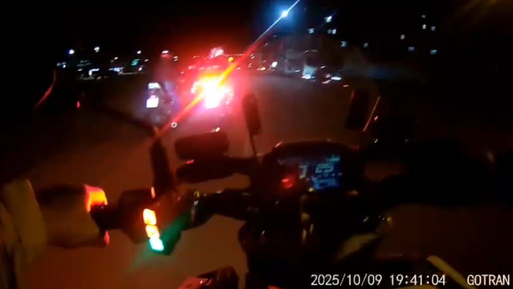 Vídeo mostra perseguição e prisão de motociclista após fuga em bloqueio de trânsito em Cascavel