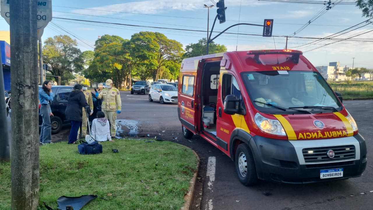 Uno e Palio se envolvem em forte colisão no semáforo da Avenida Piquiri com a Rua Minas Gerais Uno e Palio se envolvem em forte colisão no semáforo da Avenida Piquiri com a Rua Minas Gerais