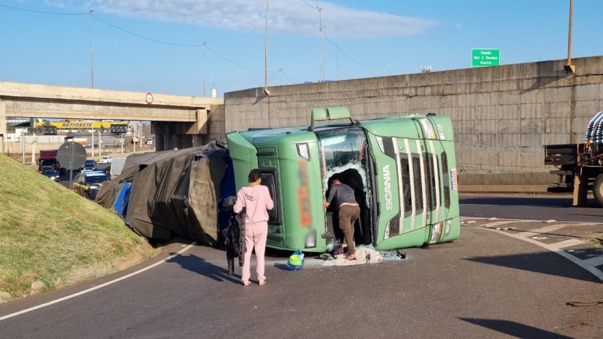 Mais uma carreta tomba no Trevo Cataratas em Cascavel