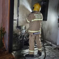 Vítima suspeita que ex-amigos tenham incendiado moto e residência no Claudete Imagem referente a Vítima suspeita que ex-amigos tenham incendiado moto e residência no Claudete
