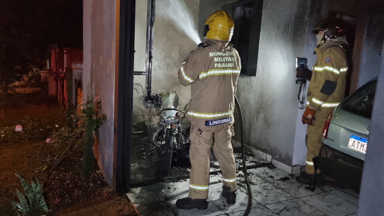 Vítima suspeita que ex-amigos tenham incendiado moto e residência no Claudete Vítima suspeita que ex-amigos tenham incendiado moto e residência no Claudete