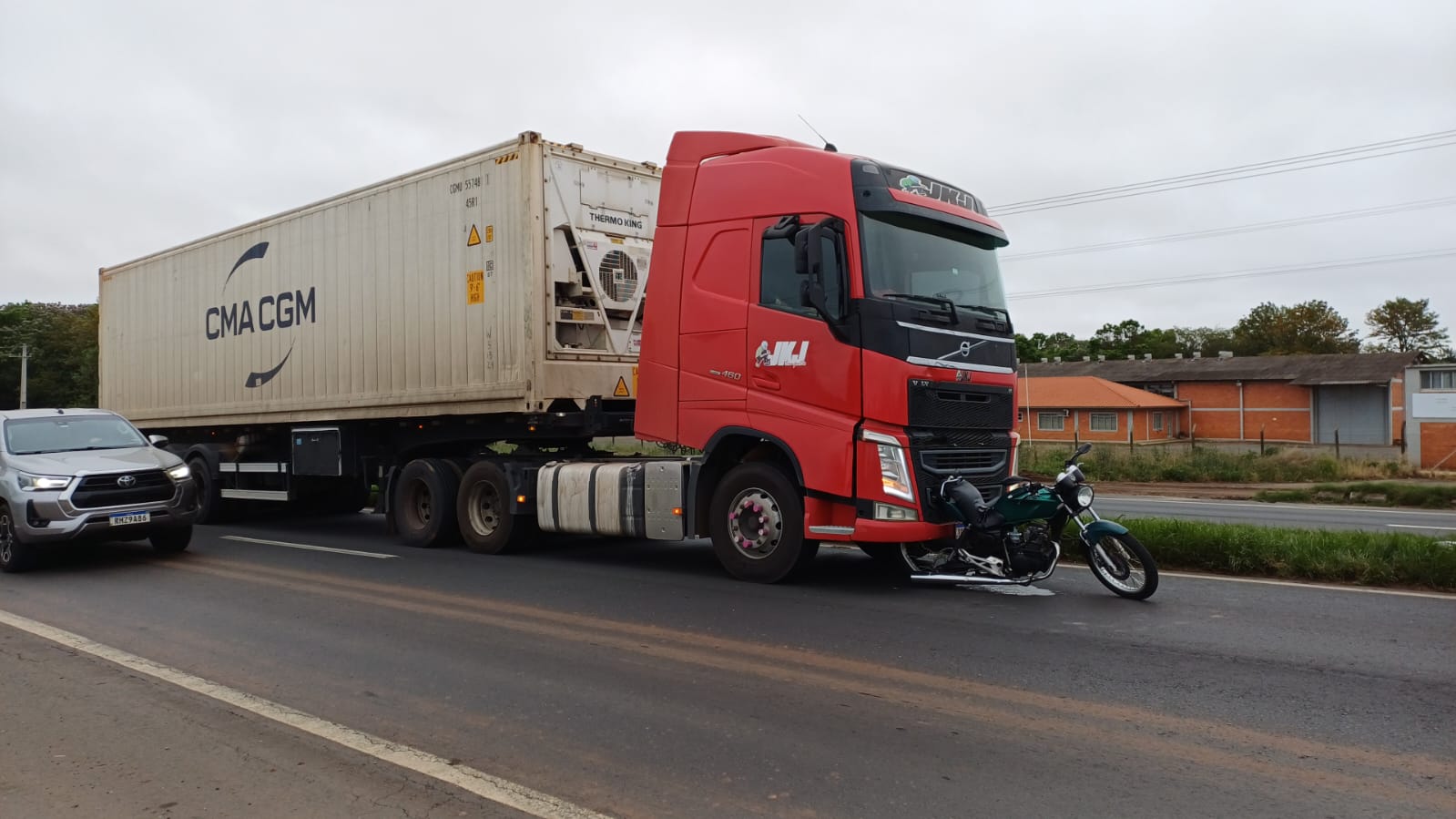 Caminhão gruda em moto na BR-376 e trânsito trava, mas ninguém se fere