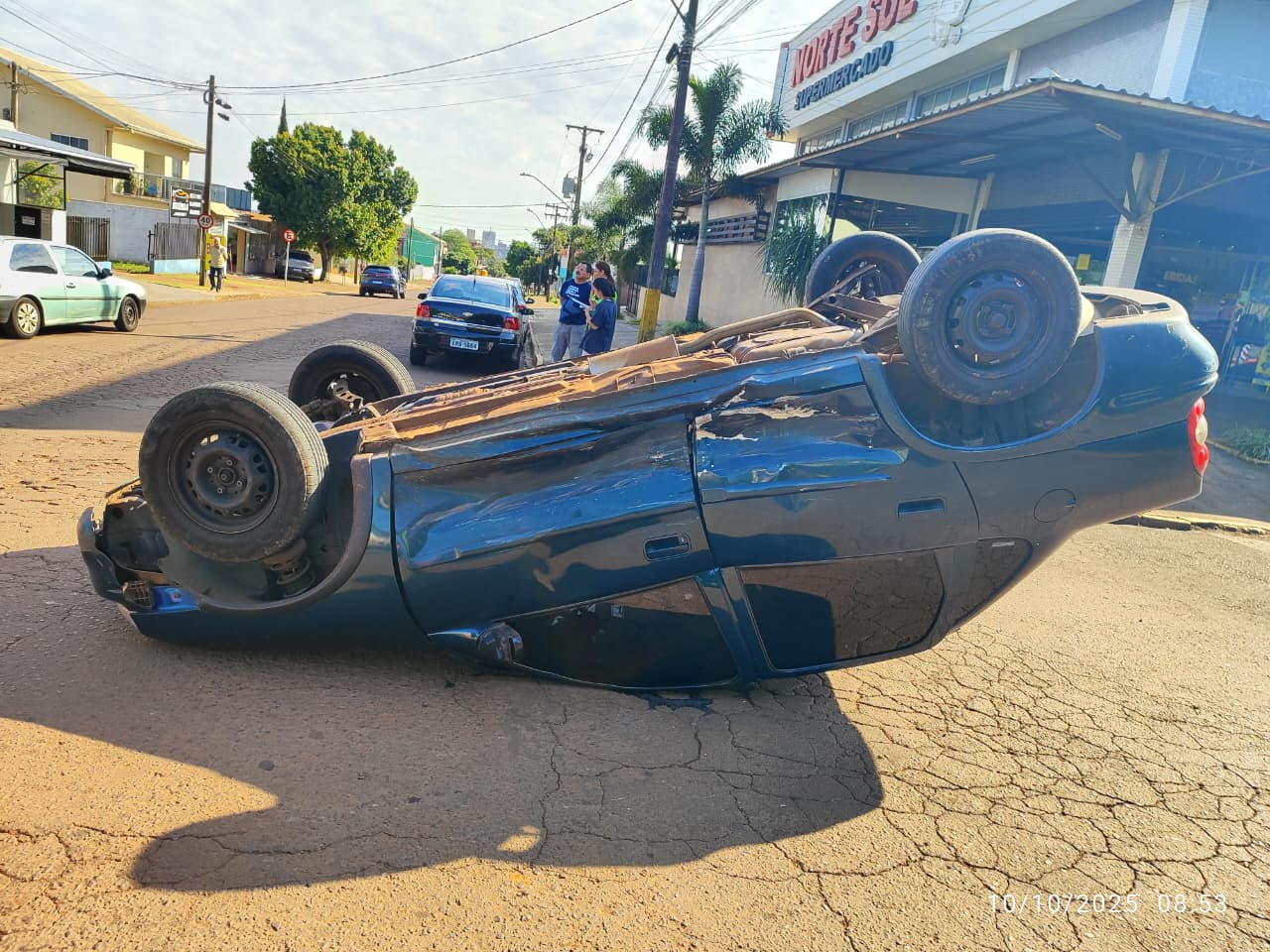 Corsa capota após batida com Vectra no Bairro Santo Onofre
