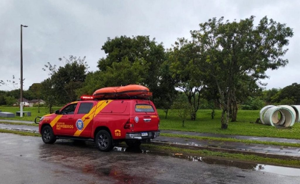 Sob chuva e frio de 10ºC, mulher desorientada é resgatada de rio em Pinhais