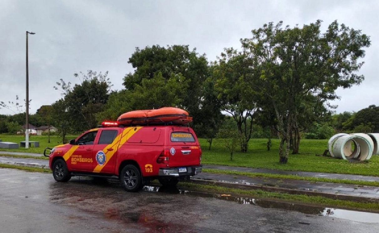 Sob chuva e frio de 10ºC, mulher desorientada é resgatada de rio em Pinhais