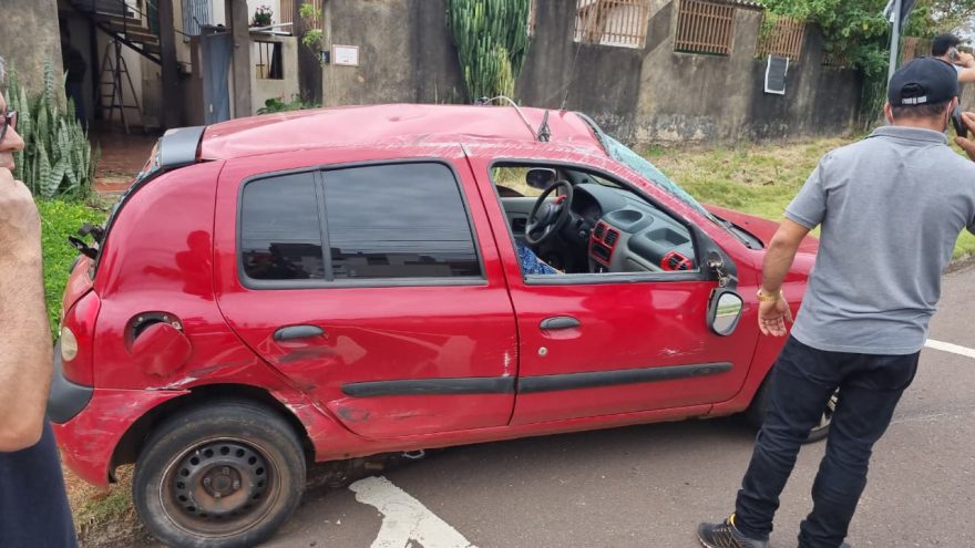 Clio capota após colisão no Bairro Coqueiral e mulher fica ferida