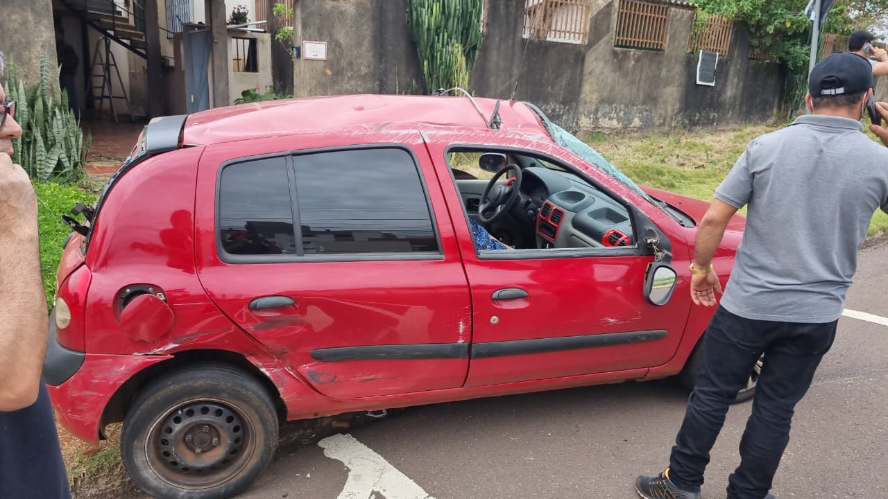 Clio capota após colisão no Bairro Coqueiral e mulher fica ferida
