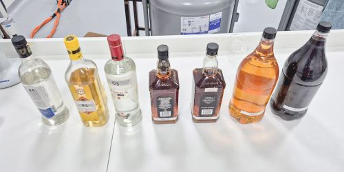 Imagem referente a Fábrica clandestina de bebidas usava etanol adulterado de postos