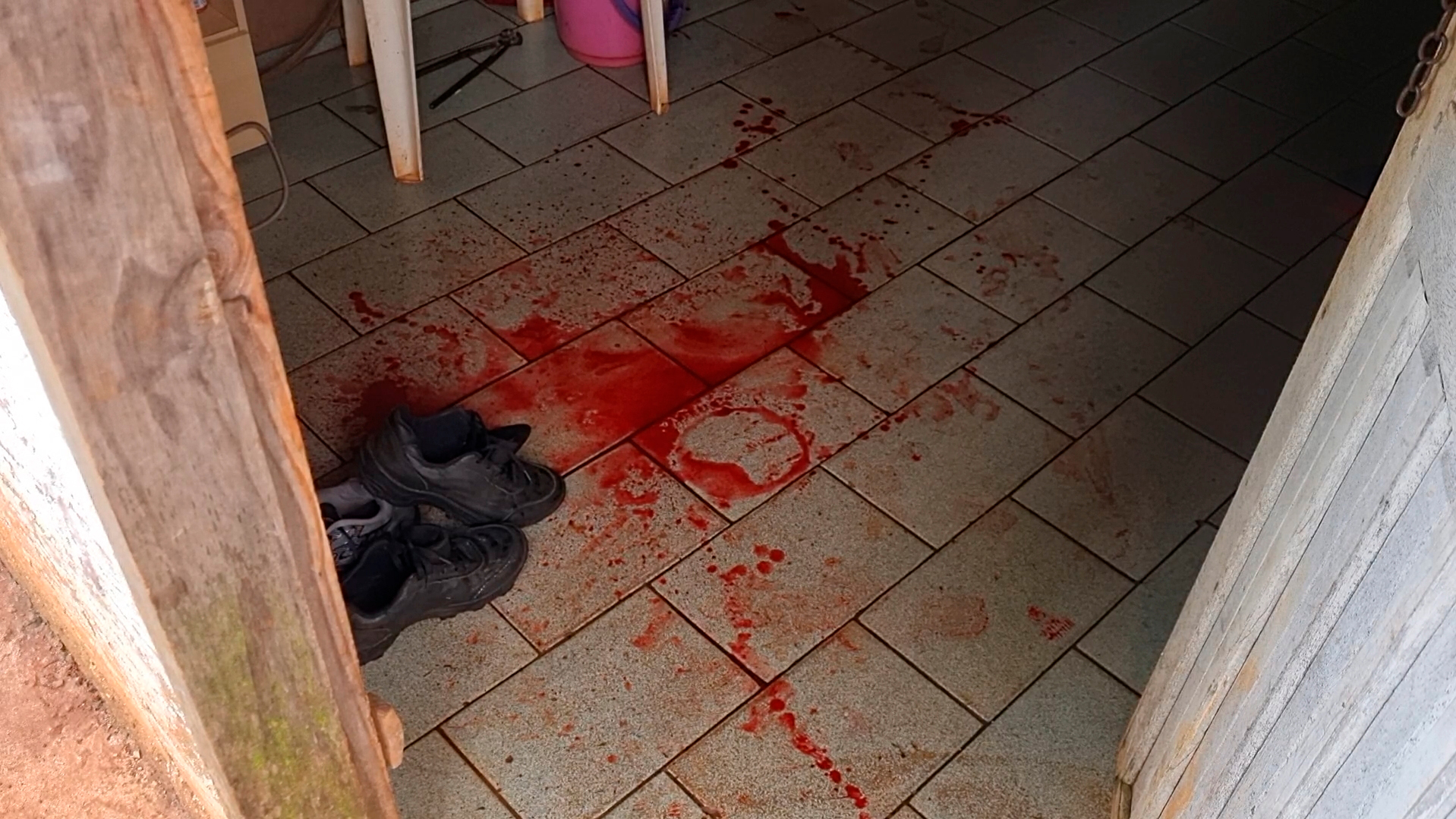 Homem que agrediu violentamente o próprio pai com peça de ferro em Cascavel sofre de esquizofrenia