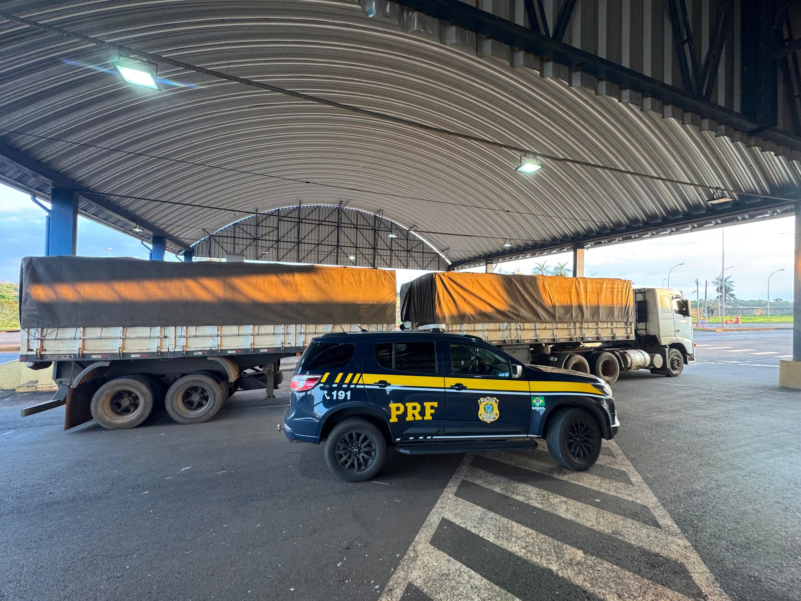 PRF flagra 600 mil maços de cigarro na BR-163 em Guaíra