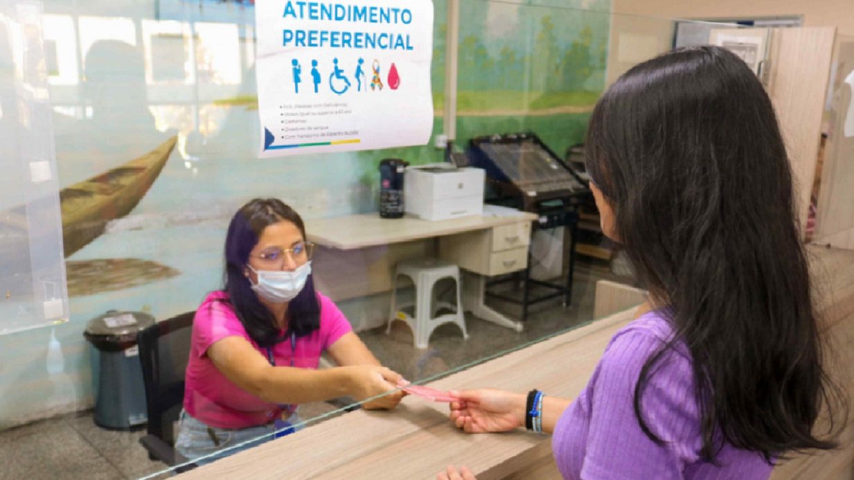 Projeto de lei pede inclusão do símbolo da fibromialgia em placas de atendimento preferencial no Paraná