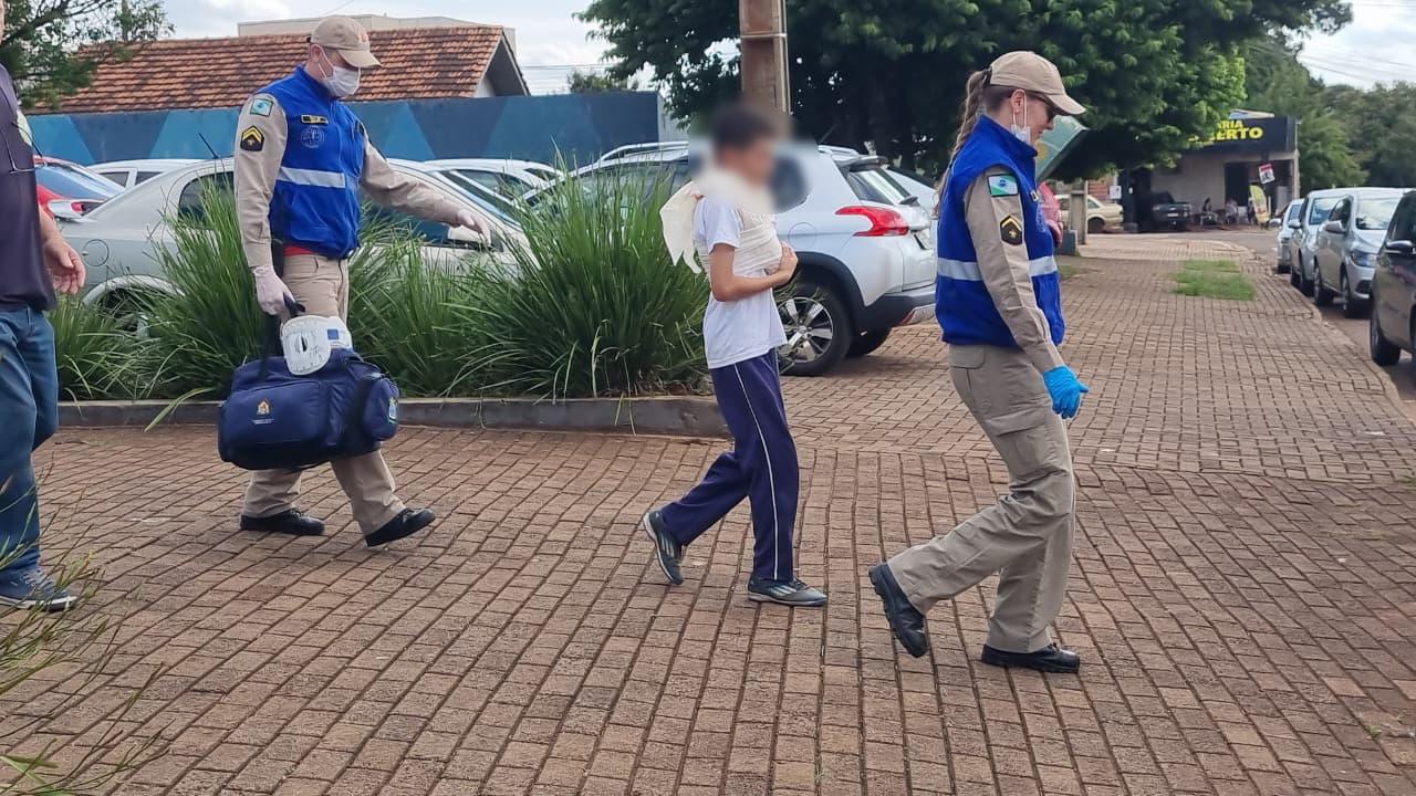 Criança, de 11 anos, cai brincando na escola e tem luxação no braço