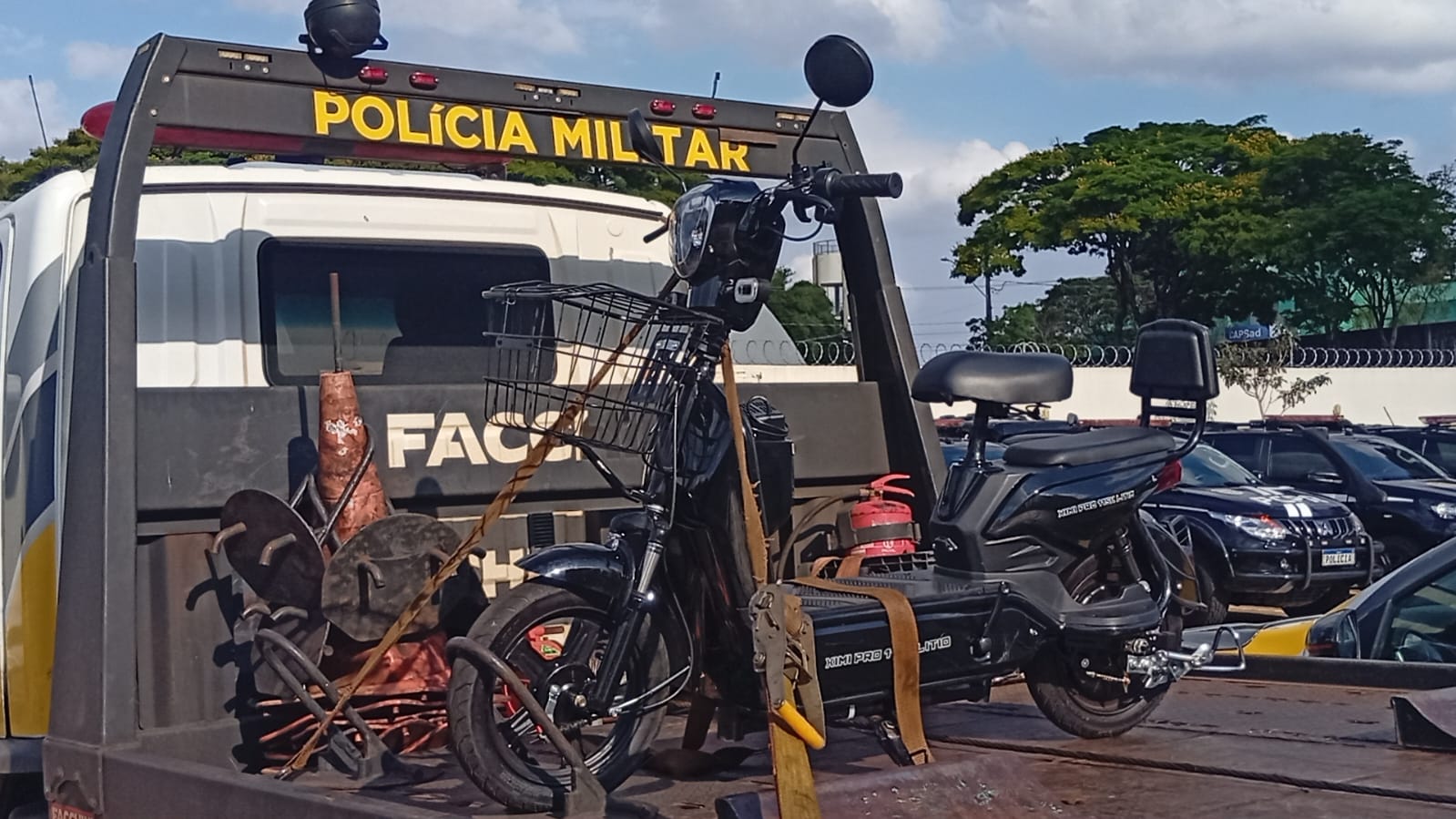 Scooter elétrica é apreendida pela PM em garagem de veículos no São Cristóvão