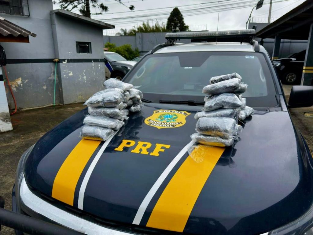 PRF apreende 21 quilos de “maconha gourmet” escondidos em fundo falso de veículo em Irati