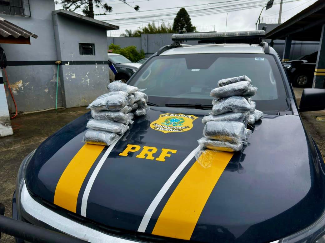 PRF apreende 21 quilos de “maconha gourmet” escondidos em fundo falso de veículo em Irati