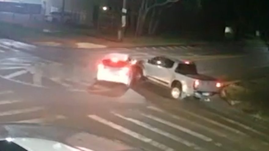 Batida entre S-10 e HB20 em rotatória no Tropical é flagrada por câmera; Veja o vídeo