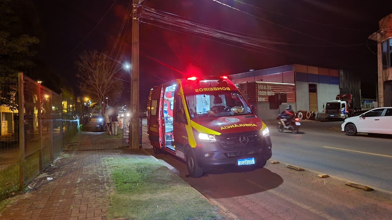 Batida entre bicicletas na Avenida Tito Muffato deixa jovem ferida