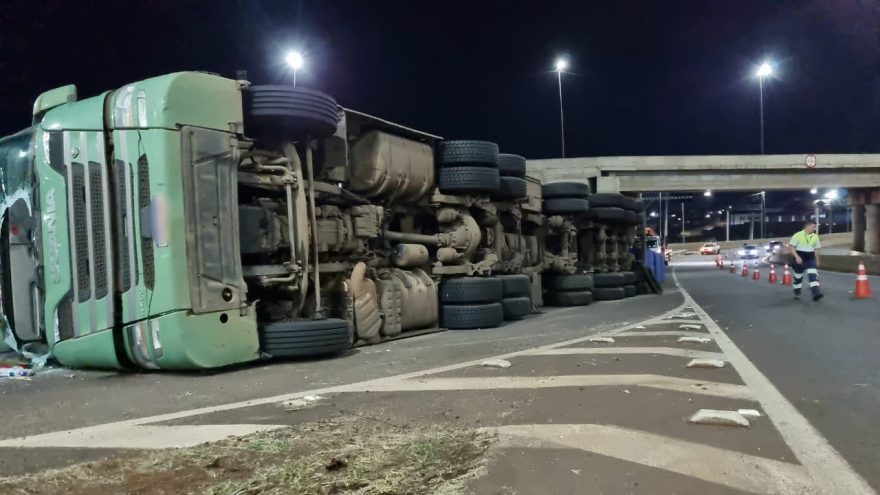 Operação é iniciada para retirar carreta tombada no Trevo Cataratas