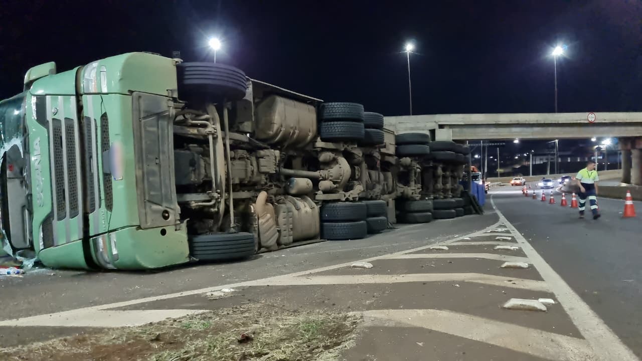 Operação é iniciada para retirar carreta tombada no Trevo Cataratas