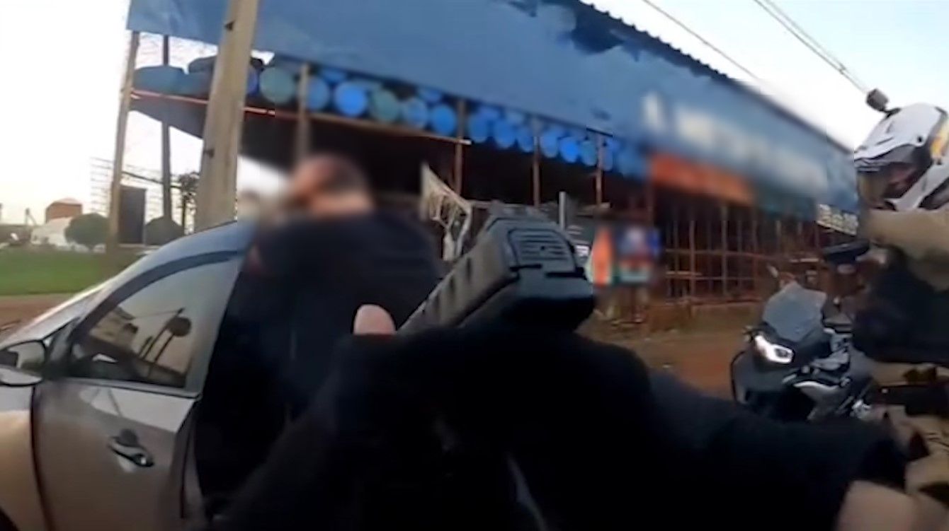 Câmeras da PM registram momento em que jovem é detido por tráfico de drogas no bairro Santa Felicidade
