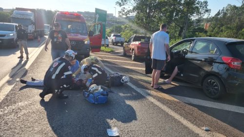 Homem tem lesões na cabeça após ser atropelado por carro na BR-277 Imagem referente a Homem tem lesões na cabeça após ser atropelado por carro na BR-277