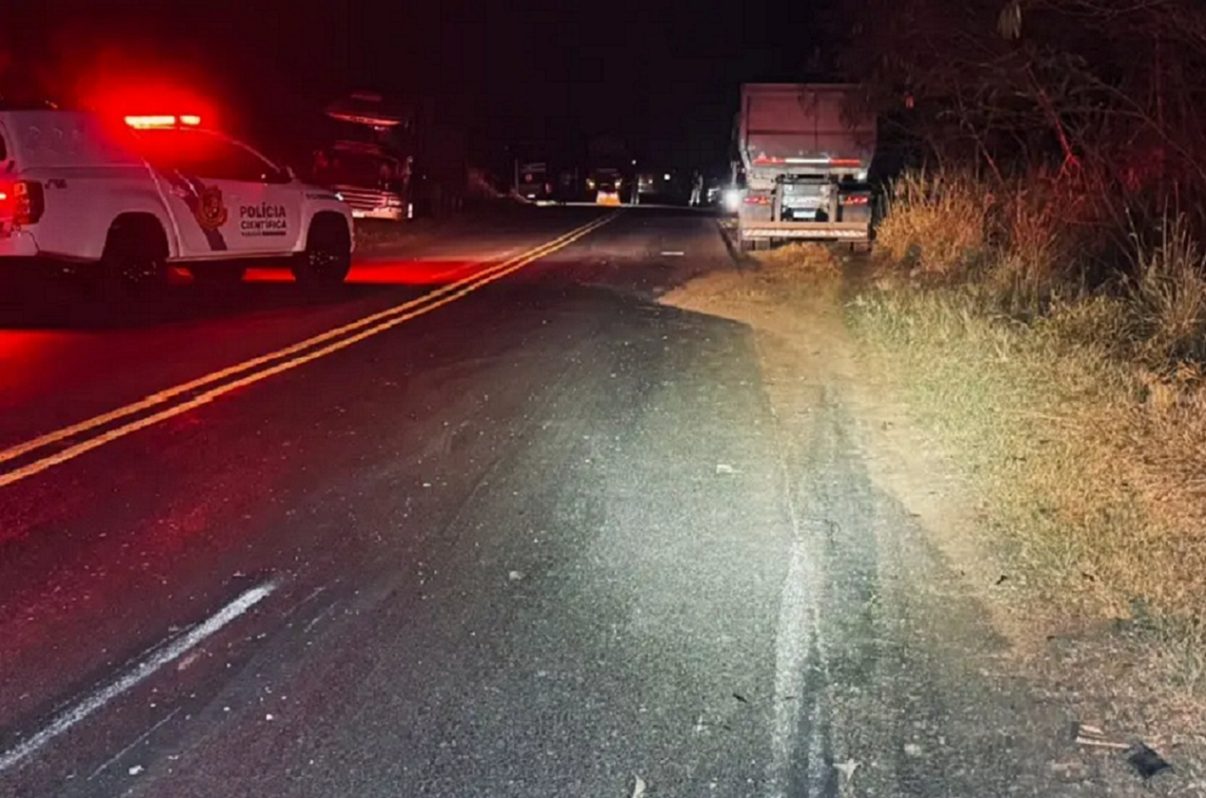 Mulher morre após colisão frontal entre Corsa e carreta na PR-340