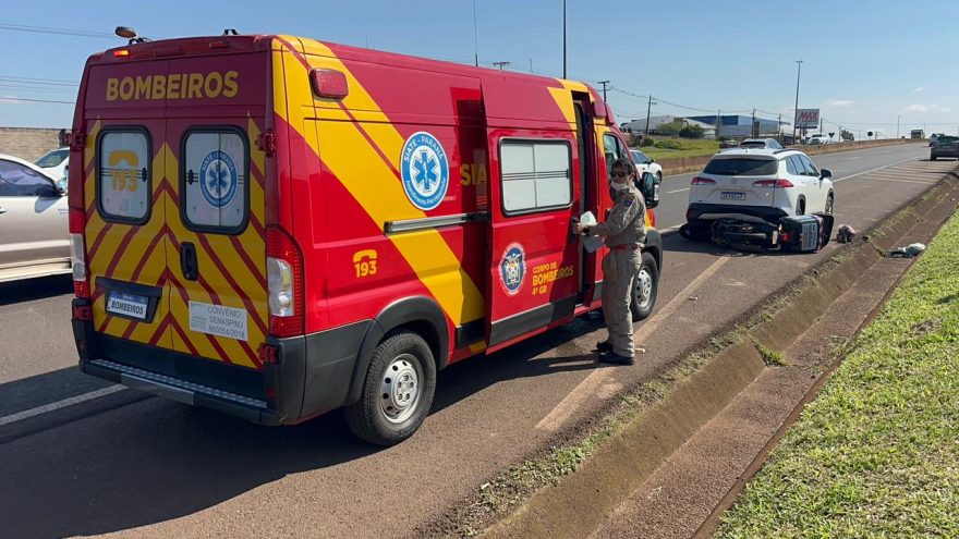 GPS causa parada e moto acerta carro na marginal da BR-277