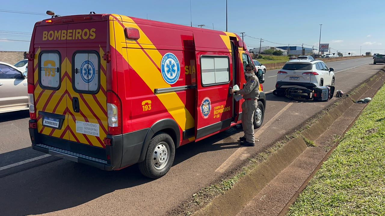 GPS causa parada e moto acerta carro na marginal da BR-277