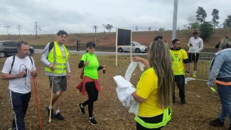 Romeiros que vão a Aparecida usam tendas de apoio em rodovias de SP Romeiros que vão a Aparecida usam tendas de apoio em rodovias de SP