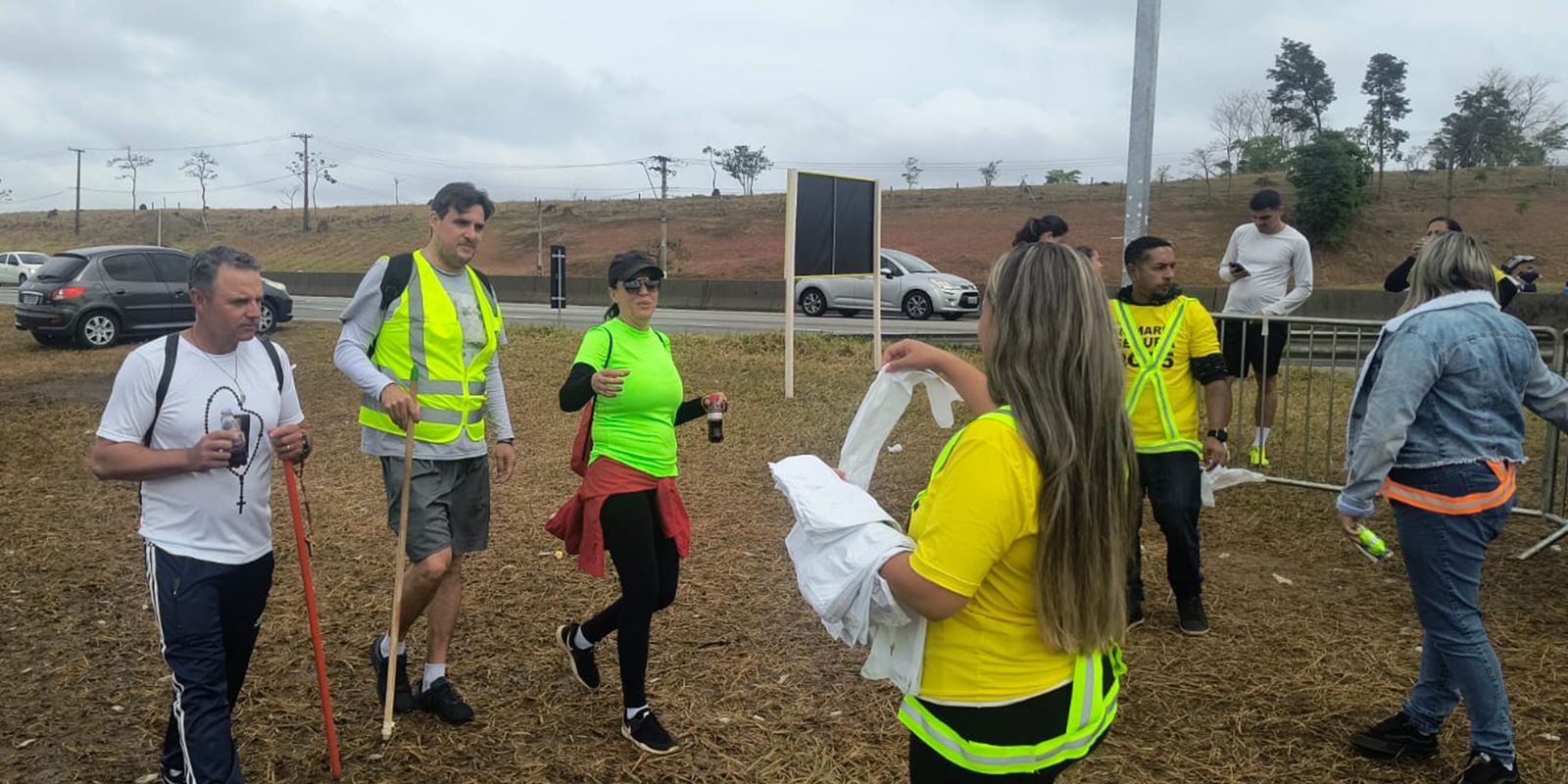 Romeiros que vão a Aparecida usam tendas de apoio em rodovias de SP Imagem referente a Romeiros que vão a Aparecida usam tendas de apoio em rodovias de SP