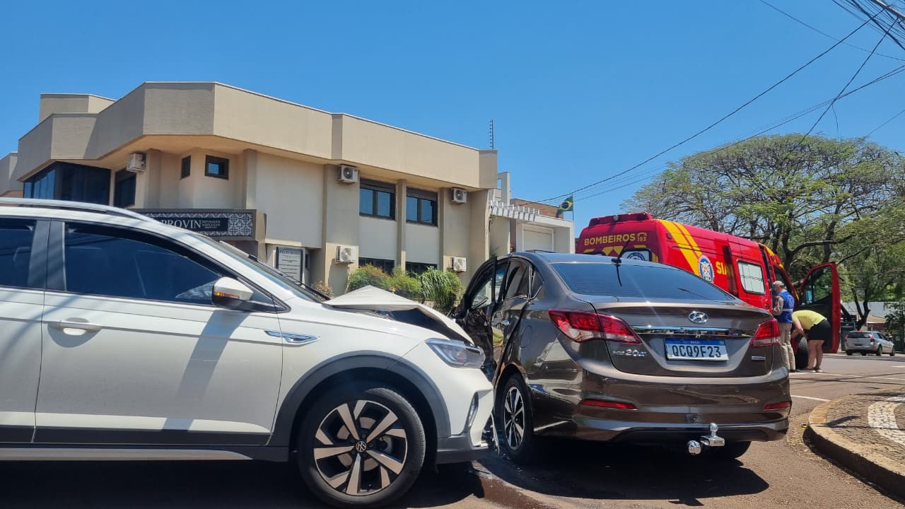 Bebê escapa ileso e homem fica ferido em acidente de carro na Rua Presidente Kennedy