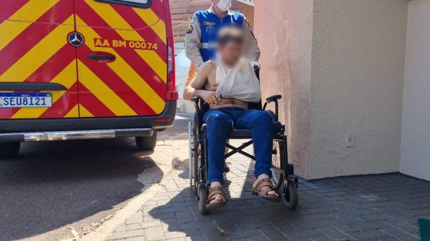 Motociclista, de 48 anos, sofre acidente de trânsito e caminha até sua casa com braço fraturado