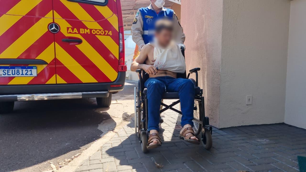 Motociclista, de 48 anos, sofre acidente de trânsito e caminha até sua casa com braço fraturado