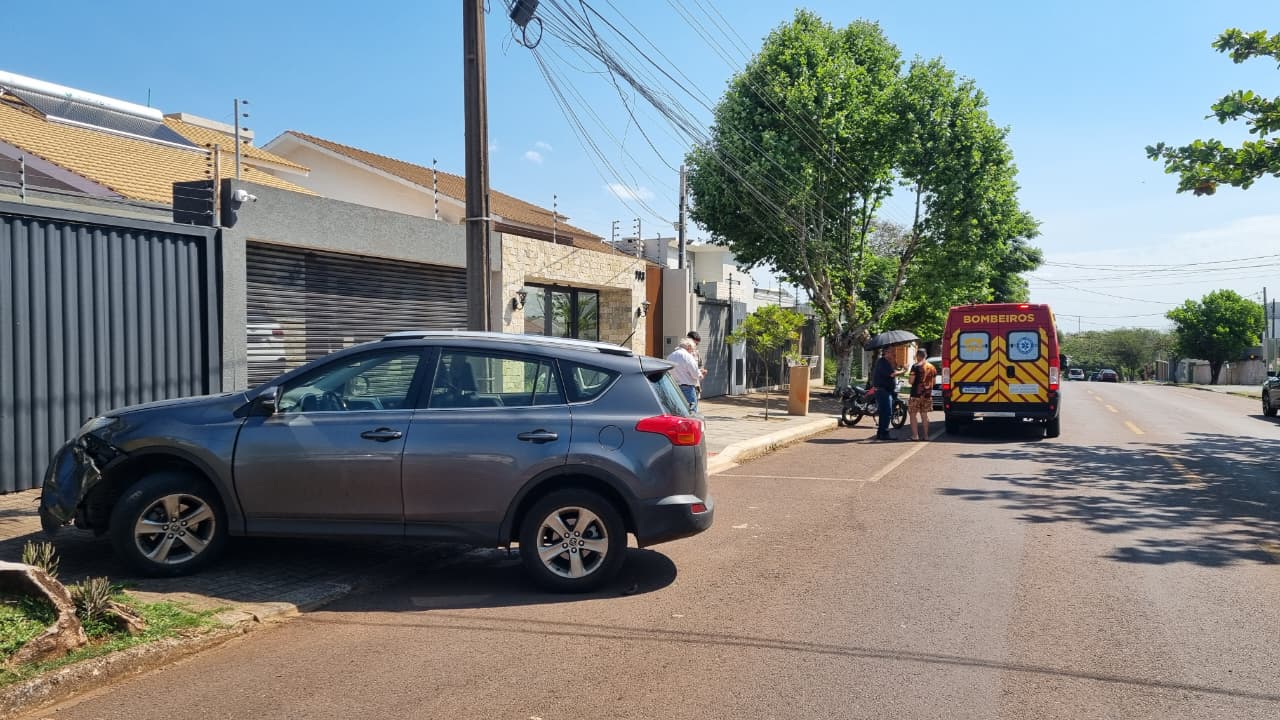 Homem, de 44 anos, tem ferimentos após colisão na Rua Flamboyant